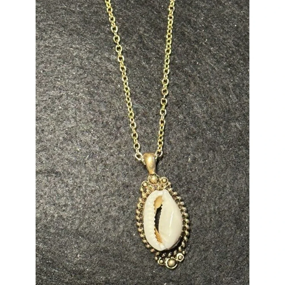 Lovisa Gold Tone Cowrie Shell Pendant Necklace Beach Boho Style New with Tags